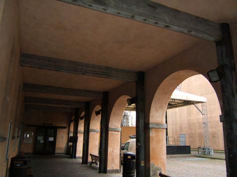 All interno del portico, in corrispondenza di ogni pilastro, appaiono a vista gli elementi strutturali a portale in acciaio e cemento armato aggiunti per l