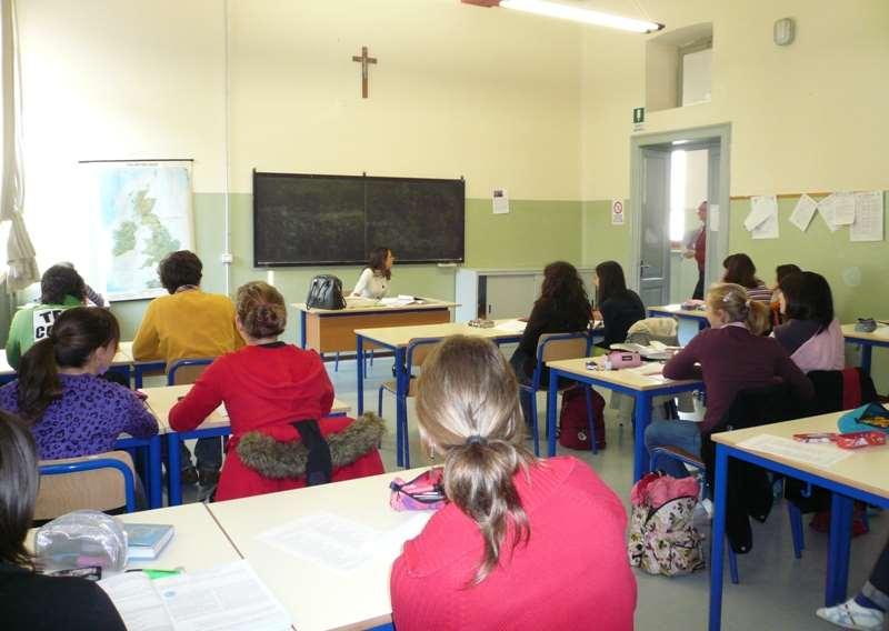 PROFILO IN USCITA Il Liceo delle Scienze Umane Il Liceo delle Scienze Umane è indirizzato allo studio delle teorie esplicative dei fenomeni collegati alla costruzione dell identità personale e delle