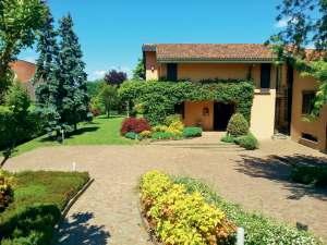 GALLIATE LOMBARDO, ampia villa di 450 mq. con grande giardino di 2000 mq.