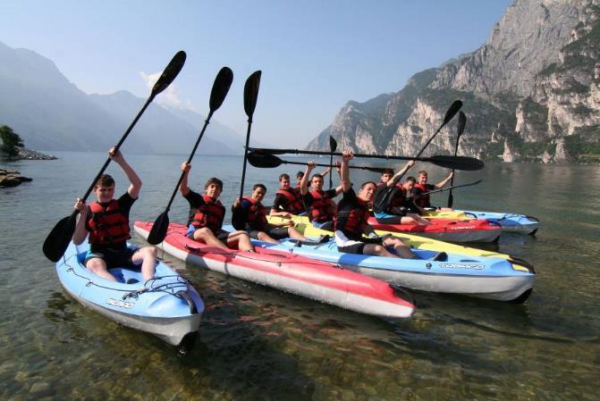 Kayak Tour Lungo la costa dell'alto Garda Trentino è possibile ammirare la bellezza delle località e lo spettacolo