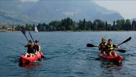 La durata complessiva dei Kayak-Tour è di circa 2/3 ore e vede come scenari principali il centro storico di Riva