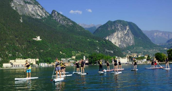 Stand Up Paddle Tour Lungo la costa dell'alto Garda Trentino è possibile ammirare la bellezza delle