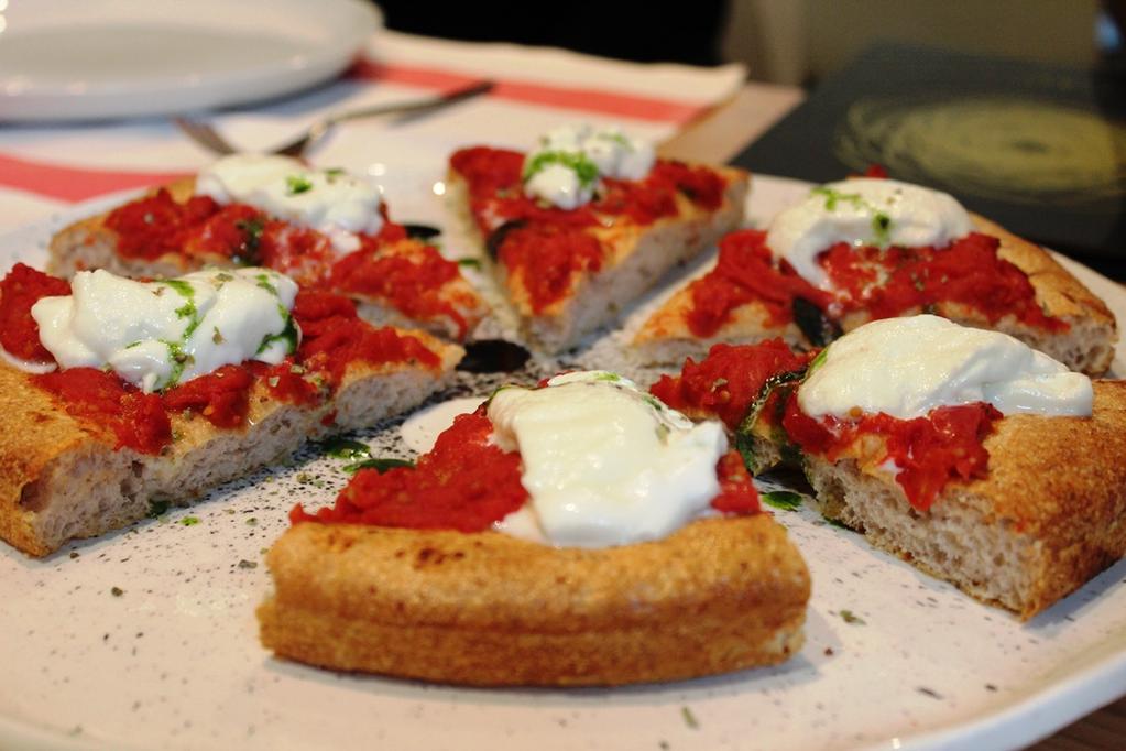 Torniamo ai Tigli dopo un paio d anni, troviamo Simone pieno di energia, l asticella è ancora più alta e la diﬀerenza tra lui e chi fa uno stile di pizza riconducibile al suo è ancora maggiore.