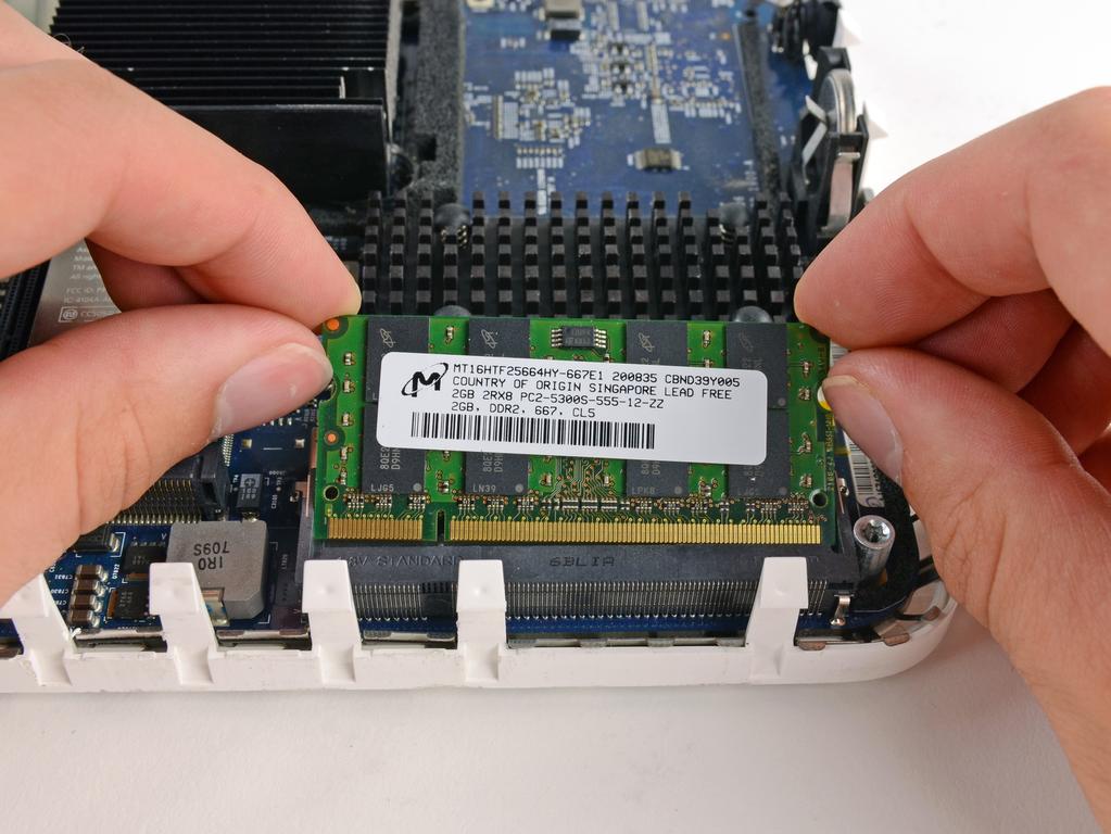 Passo 16 Estrarre il chip di memoria RAM direttamente dal connettore.