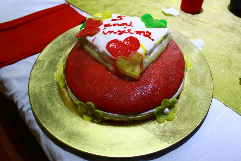 Torta Romantica Per il pan di spagna bianco.100 g di farina.100 g di fecola.100 g di burro.5 uova medie.1 bustina di lievito.vaniglia.130 g di zucchero Per il pan di spagna al cacao.85 g di farina.