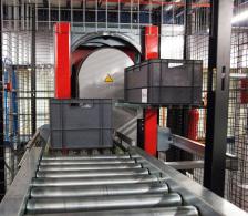 Un elevatore verticale di contenitori collega i vari piani del magazzino.