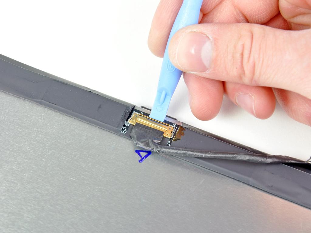 Passo 33 Utilizzare il bordo di uno strumento di apertura in plastica per sollevare il clip di fissaggio in