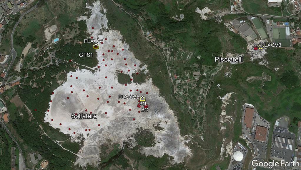 Figura 3.1 - Ubicazione delle stazioni della rete geochimica ai Campi Flegrei e dei siti dove sono eseguite le attività di monitoraggio geochimico.