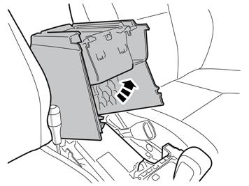 20 Scostare via il pannello della console centrale in modo che le viti sul bordo anteriore del portalattine diventino accessibili.