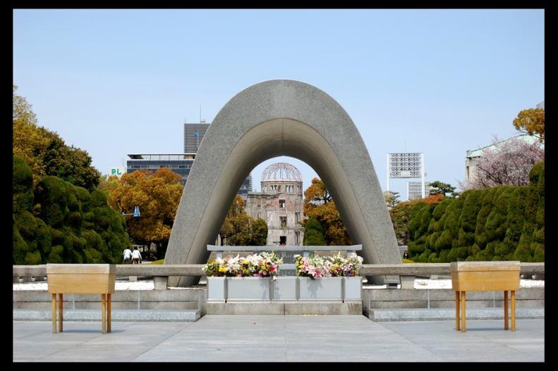 anche perché racchiude il desiderio di tutti gli abitanti di Hiroshima di ricostruire la propria città, di darle nuova vita dopo un esperienza tanto dolorosa.