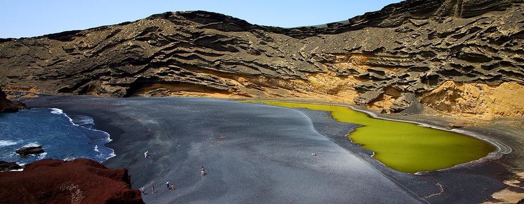 È uno dei posti più belli e caratteristici della Terra. È un isola vulcanica e appartiene all arcipelago delle isole Canarie, a circa cento km dalle coste del Marocco.