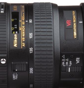 Il Nikon -mm è dotato di un sistema di stabilizzazione ottica che riconosce automaticamente i movimenti legati al panning e non li compensa; sono presenti la modalità Normal e quella Active, che