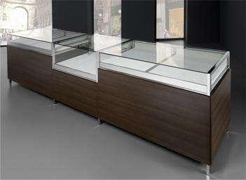 1 banco da 75 x 70 x 158 H con vetrina. Disponibile in vari colori di legno. Banco regolabile in altezza mediante piedini interni.