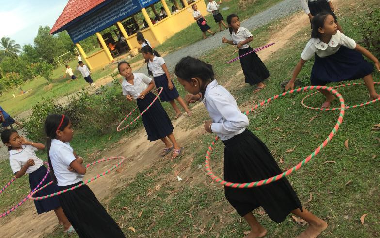 I bambini della scuola primaria di Koh Kong si divertono con i nuovi giochi nello spazio ricreativo.