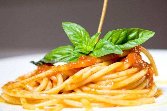 Spaghetti al pomodoro di Raﬀaele Vitale foto di Lido Vannucchi La prima cosa che ti salta in mente quando stai fuori dall Italia, il piatto che ti fa salivare, sempre più buono