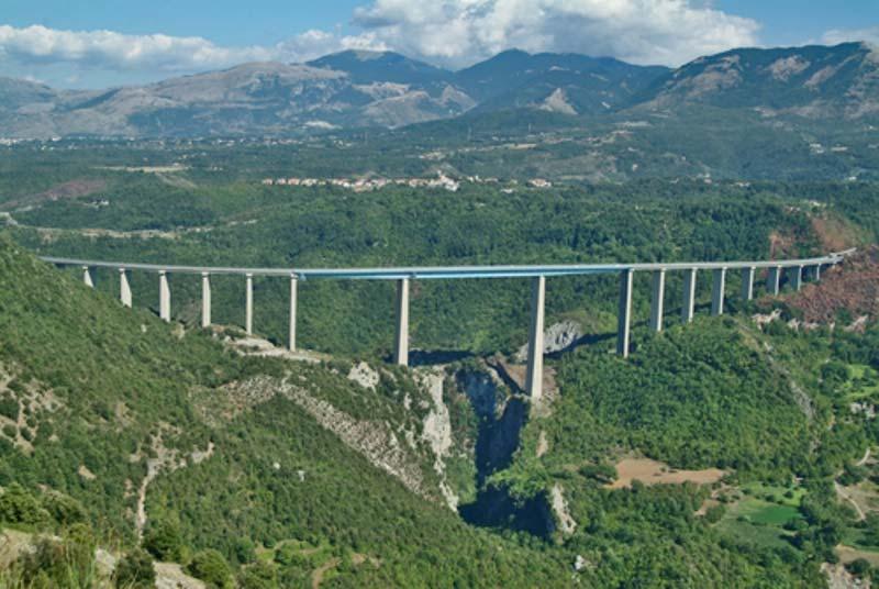 UniversitàRomaTreIngegneriaCivile Progettod adeguamentoeallargamentoviadotto Italia rispettoaglieffettilocaliefatica INTRODUZIONE STORIADELVIADOTTOITALIA DESCRIZIONEDELL OPERA Ilviadotto Italia