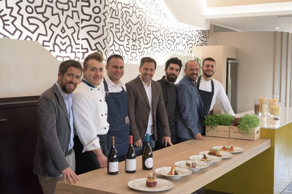 Settanta Neo Bistrot: un nuovo indirizzo del gusto a Pontecagnano Faiano I fratelli Petretti con lo chef e la brigata del Settanta Neo Bistrot di Antonella Petitti Le scommesse familiari ci