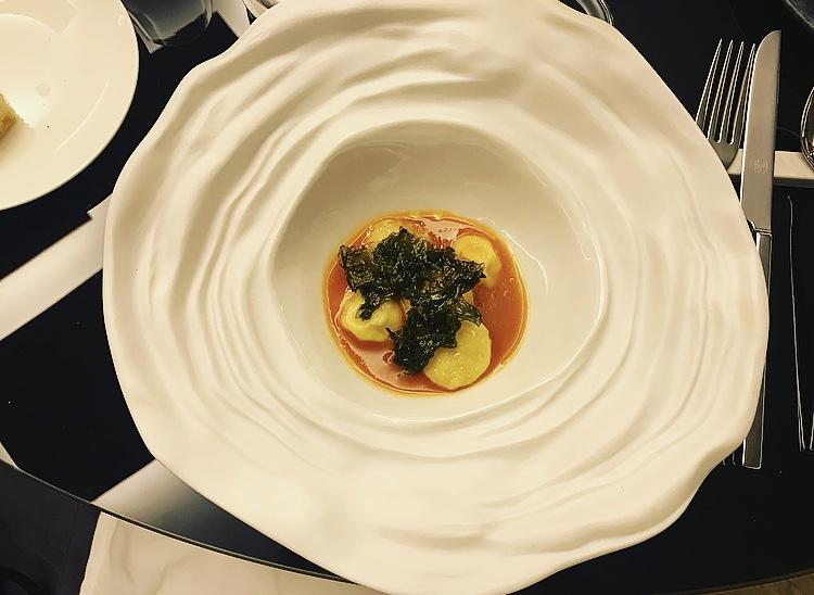 Corso Trieste Restaurant Bottone di pasta all uovo ripieno di gamberi con bouillabaisse, lemongrass e chips di alga Nei secondi segnalo la Guancia di bufalo stracotta con