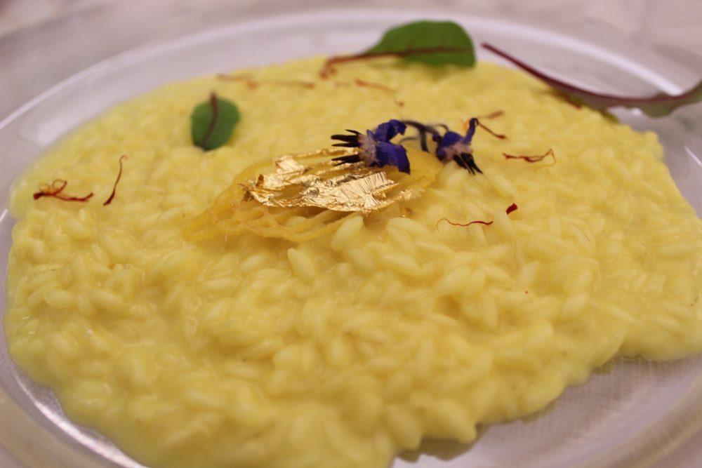 un secondo davvero molto buono La guancia Zuppetta di fagioli di Controne e scarolina, aria di birra, croccante di panko proposto dallo chef stella Michelin Peppe Aversa (Il