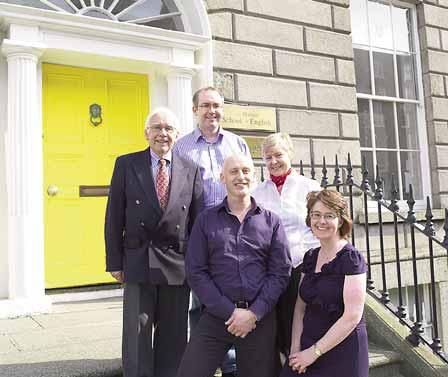 La scuola ha sede in una via prestigiosa nel cuore del distretto finanziario di Dublino; a pochi minuti di cammino si trovano i bellissimi parchi di St Stephen s Green e Fitzwilliam Square, le