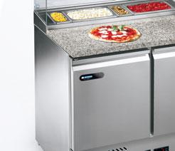 Pizza Line PKE 1400 Tavoli Saladette-Pizza in acciaio inox AISI 304, piano da lavoro in granito, 2 porte, con cassettiera neutra a 4 cassetti per vaschette PVC EN400X600 1.