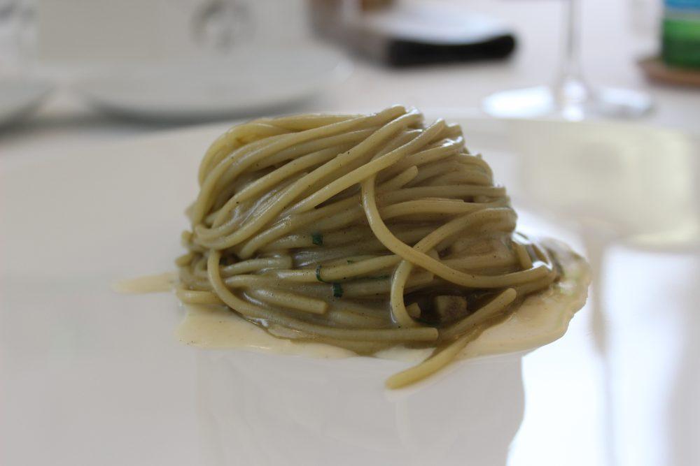 Spaghetto ai carcioﬁ arrostiti, menta, pecorino e pepe E per ﬁnire una