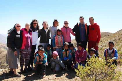 2 MANDI BOLIVIA! Sullo sfondo del panorama andino, i ragazzi vera bandiera del Friuli. Con le suore Rosarie e i ragazzi friulani, i volti dei bambini delle terre alte.