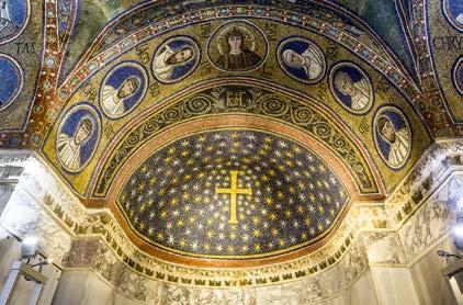 8 Cappella Arcivescovile di Sant Andrea All interno dell Episcopio è custodita la Cappella Arcivescovile di Sant Andrea, costruita e mosaicata tra il 494 e il 519, luogo di preghiera privata dei