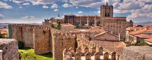 Sosta per il pranzo (non incluso) e passeggiare per il centro della città. Proseguimento quindi per Madrid. Arrivo e sistemazione in albergo. Cena e pernottamento.