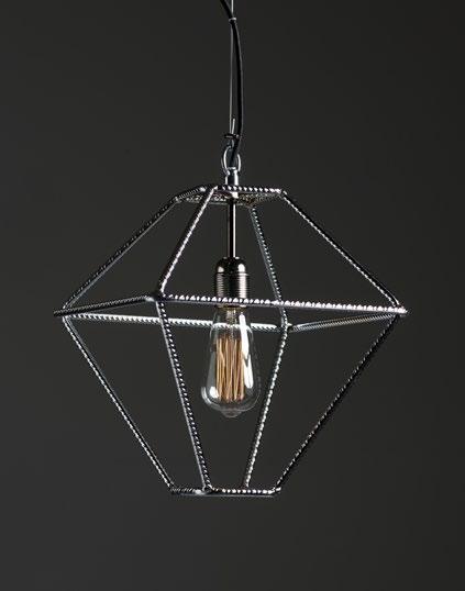 Ausführungen: schwarz, Chrom. Lanterne à suspendre avec structure en métal travaillé, structure câblée en finition nickel noir. Ampoule 60W avec filament en carbone incluse.