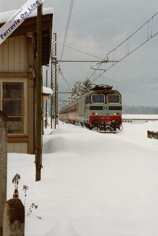 Qualche chilometro più a Ovest, e parecchi anni prima, l'espresso "Val Pusteria", con in testa la E.633.