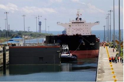 9.6.2016 - La Bulk carrier BAROQUE (Post-Panamax) all interno delle nuove chiuse del lato Atlantico del Canale di Panama.