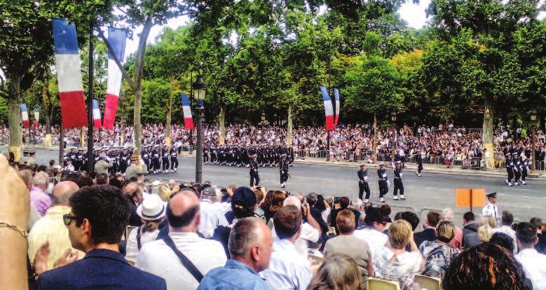 Franţa îşi sărbătoreşte Ziua Naţională ca orice mare putere care se respectă, cu patriotism şi entuziasm, venerându-şi eroii, respectându-şi valorile naţionale (nu puţine, de altfel) din aproape