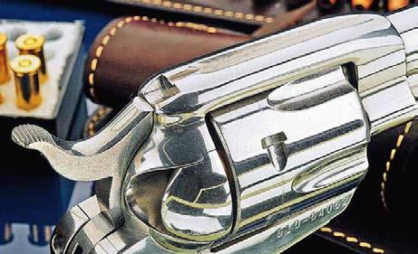 Prova revolver Ruger New vaquero calibro.357 magnum cino, caricato elasticamente, che alloggia nello scudo di rinculo.