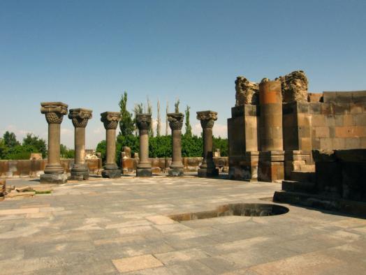 Giorno 2: Tour della città di Yerevan Colazione in hotel e inizio del tour guidato di Yerevan, visitando: piazza della Repubblica, viale Mashdots, viale Bagramian, il palazzo presidenziale, il