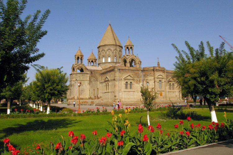 Nel pomeriggio visita al Museo di Storia e al Vernissage, il mercato artigianale armeno (aperto solo di sabato e di domenica).