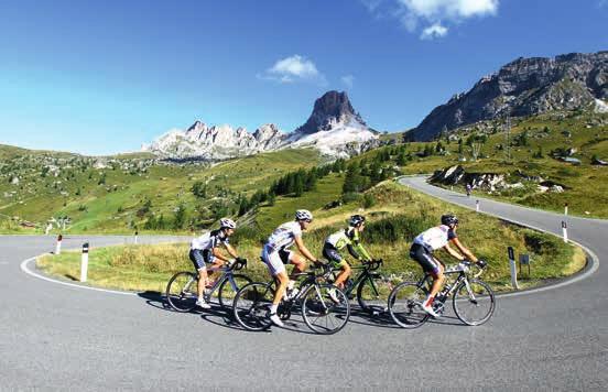 Da non perdere il Giro dei Quattro Passi attorno al Gruppo del Sella (1), un emozionante itinerario ciclistico che può essere percorso sia in senso orario che antiorario.