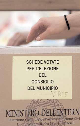 9-15 februarie Gazeta Rom=neasc\ SPECIAL 5 Acum românii din Italia pot vota Dreptul de vot al comunitarilor Având `n vedere propor]iile prezen]ei române[ti în Italia (peste 250.