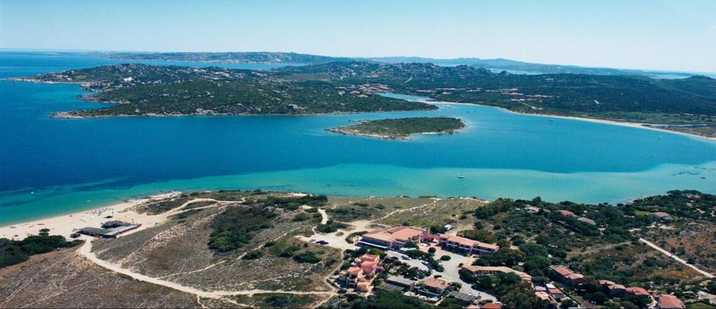 In alternativa si può volare su Alghero (Rayanair, Alitalia) che dista circa 150 km da Porto Pollo. In nave: Olbia è servita da Moby, Tirrenia, Grimaldi Lines.