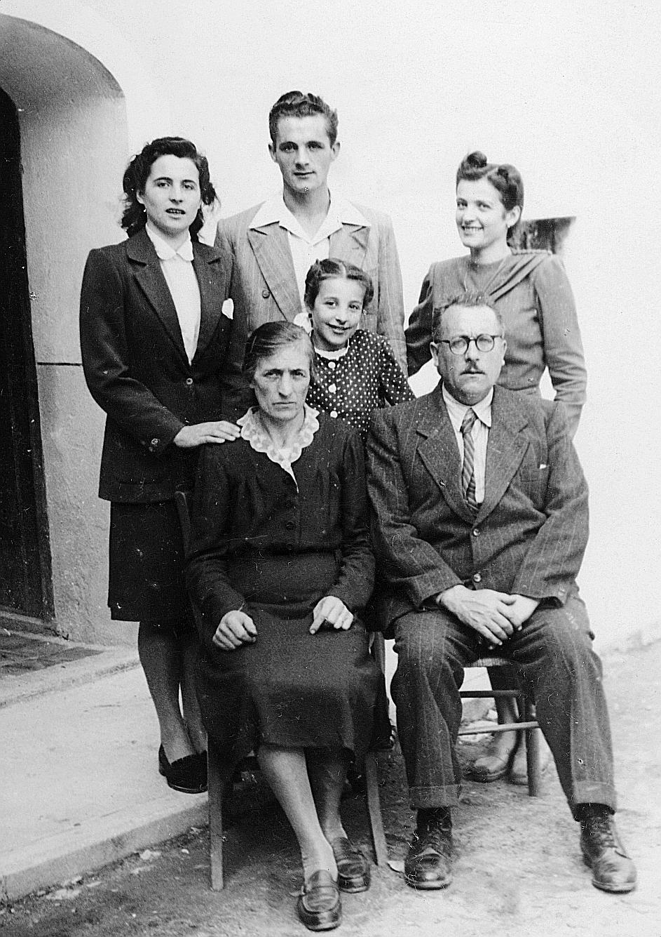 1947. Garibaldi, questa volta con viso serio e compreso, posa con la moglie Maddalena e i
