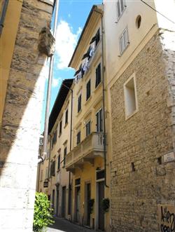 PRATO - VIA DEL CASTAGNO, 5 - APPARTAMENTO posto al piano terzo interno 6, composto da cinque vani oltre cucina, disimpegno, bagno, ripostiglio, due terrazzi e soffitta sottotetto.