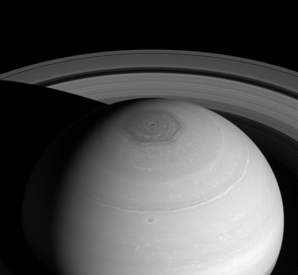 L esagono di Saturno Al polo nord di Saturno è stata osservata una perturbazione a forma di esagono (non è