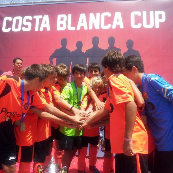 La Costa Blanca Cup offre l'opportunità ai giocatori e ai loro accompagnatori di condividere esperienze indimenticabili dentro e fuori il terreno di gioco grazie alla partecipazione di oltre 250