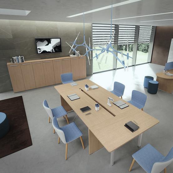 finitura. An overview of the meeting table composed of desks and terminal tops supported by metal columns.