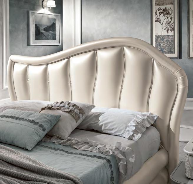 Letto Tropea imbottito con ecopelle perlata, linee morbide e sinuose si coniugano perfettamente allo stile