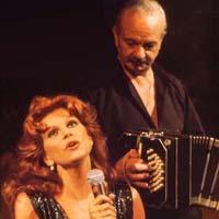 4. MILVA Piazzolla e Milva a la Bouffes du Nord nel 1984 a Parigi Piazzolla andò a Montecarlo per un concerto alla presenza del principe Ranieri, fece poi un apparizione Tv in Italia con Milva.