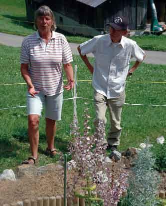 Quando all inizio di settembre 2008 giungemmo sul posto, Ruedi e Helen Wehren-Allenbach erano impegnati nell ultima produzione di formaggio alpestre nella cucina semiaperta, con le braci in una fossa.