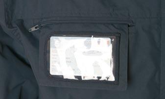 facilitare personalizzazioni - Una tasca sul petto con zip con all interno portabadge estraibile - Due tasche esterne con zip - Una tasca interna portafoglio Fodera retinata Tasche interne con zip