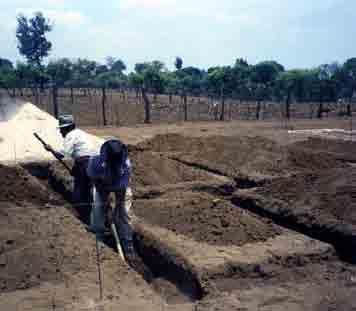 21 marzo 2002 iniziano i lavori «Pochi metri di terra mossa creano una felicità indescrivibile negli occhi di questa gente, tracciando sul loro volto un vivo contrasto tra il brillare dello sguardo e