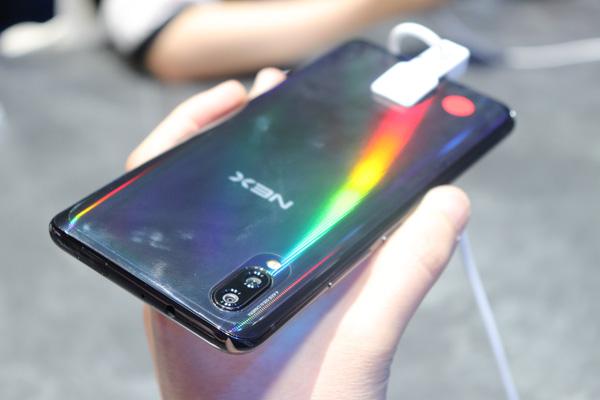 Qualco di voi ricorderà ViVO Apex, "cept" smartphone presentato ll'azien cinese qualche mese fa e caratterizzato a fotocamera frontale a scomparsa, che spta l scocca solo quando serve selfie o a